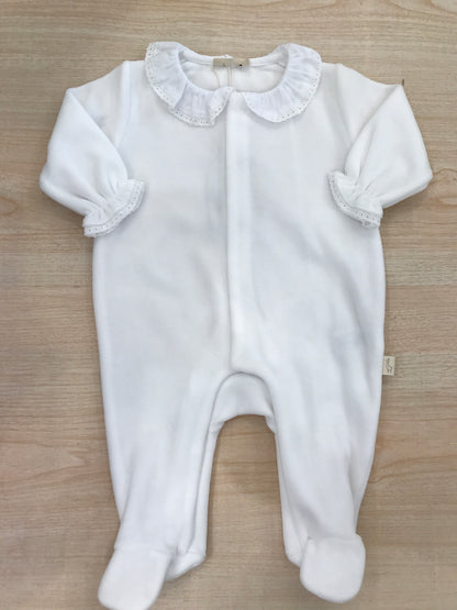Tutina Baby Gi in ciniglia bianca intera con polsini e colletto rifiniti in san gallo