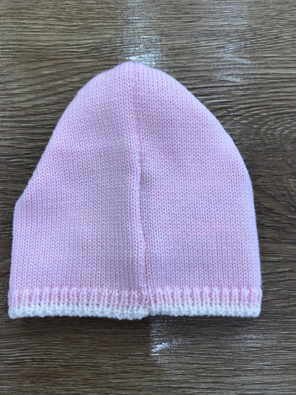 Cappello Bebeè di Almy in lana rosa con ricamo panna e fiocchetto sul davanti