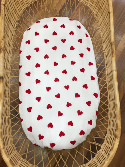 Mussola Petit Bateau in garza bianca con cuoricini rossi sparsi