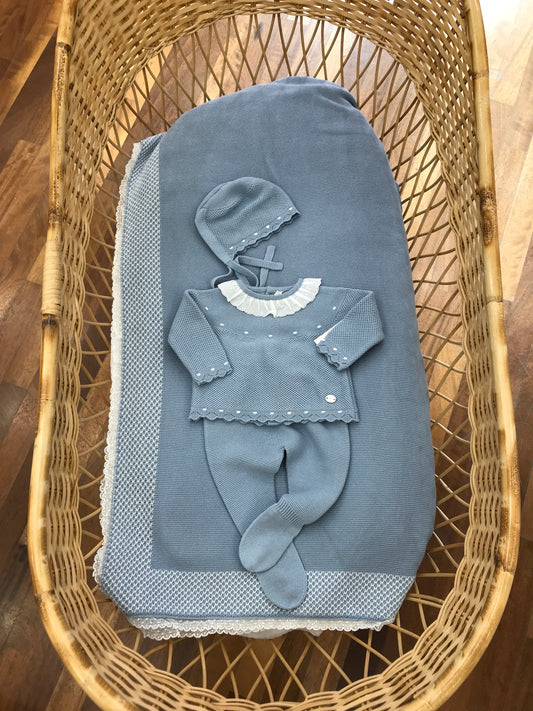 Coordinato nascita Martin Aranda in filo celeste polvere coperta con bordo con valancienne tutina due pezzi con rusche e pois cuffietta abbinata