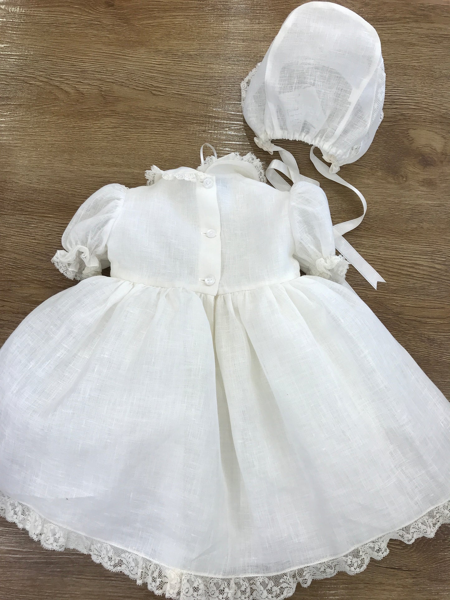 Abito Piccola Giuggiola in lino panna corpetto lavorato con inserti di valancienne roselline sulla gonna a ruota mezza manica e colletto rifinito anch'essi da valancienne cuffietta abbinata con applicazioni di valancienne