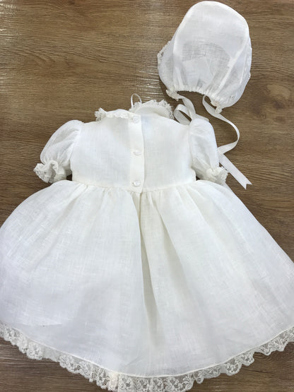 Abito Piccola Giuggiola in lino panna corpetto lavorato con inserti di valancienne roselline sulla gonna a ruota mezza manica e colletto rifinito anch'essi da valancienne cuffietta abbinata con applicazioni di valancienne