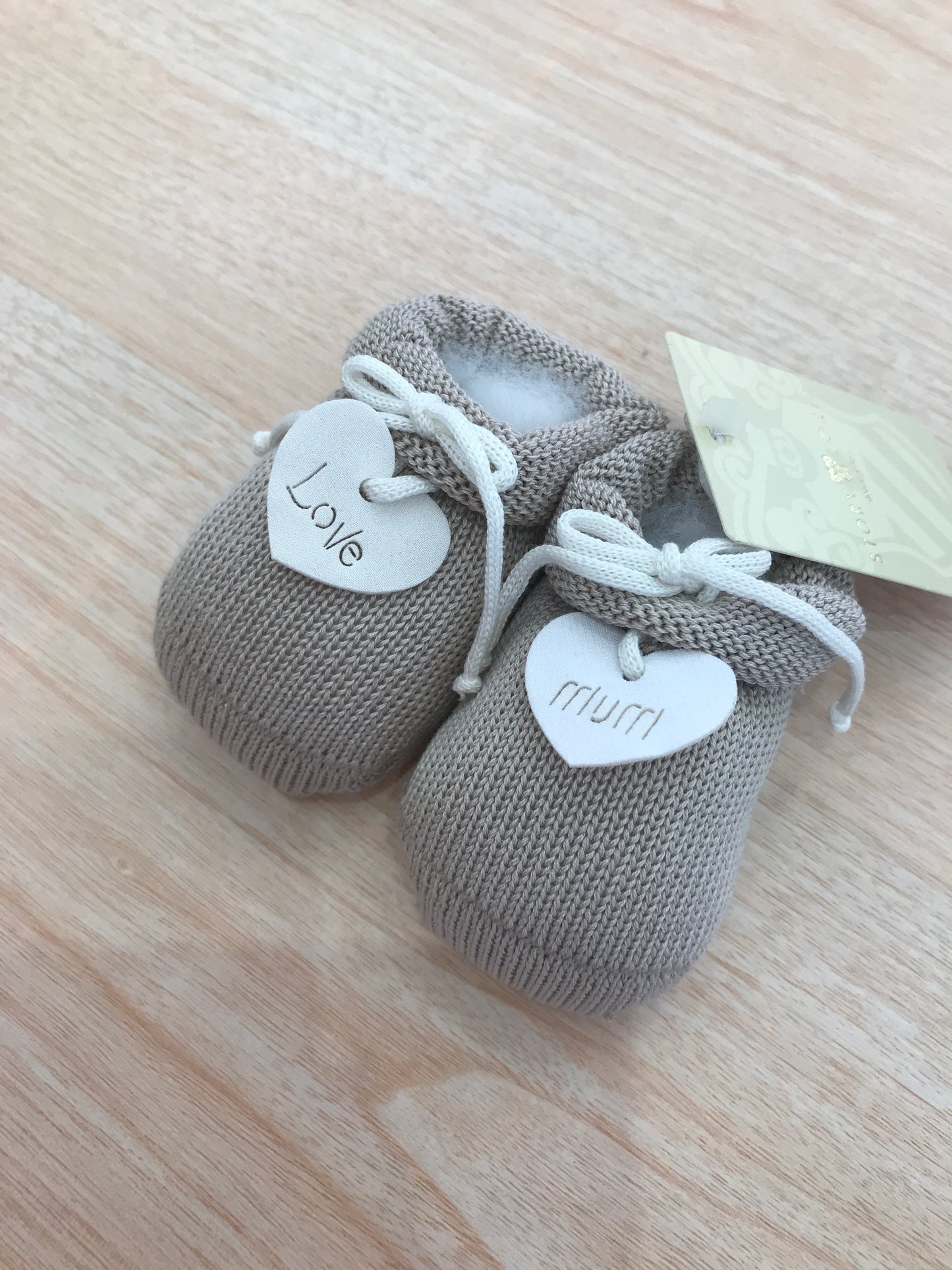 Babbucce Story Loris in filo tortora con risvolto con fiocchetto e cuore sul davanti "love mum"