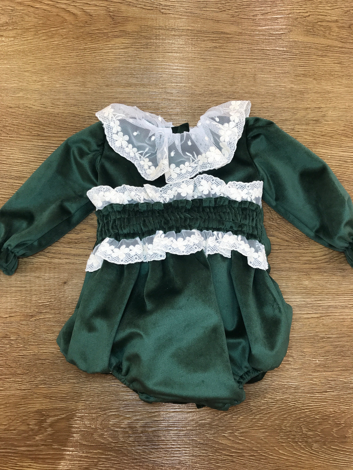 Pagliaccetto Fofettes verde in velluto con rusche in pizzo applicata anche al centro fascia con fiocco sul retro