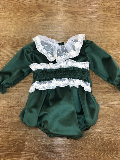 Pagliaccetto Fofettes verde in velluto con rusche in pizzo applicata anche al centro fascia con fiocco sul retro