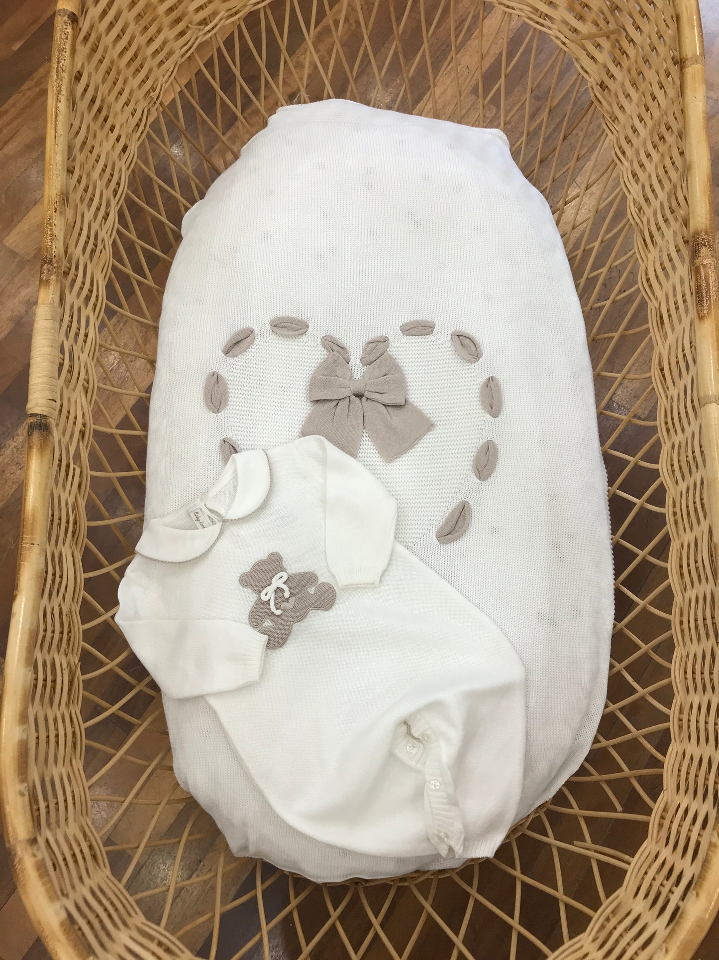 Coordinato nascita Baby Lord in filo bianco e tortora con passanastro a cuore sulla coperta tutina intera con orsetto