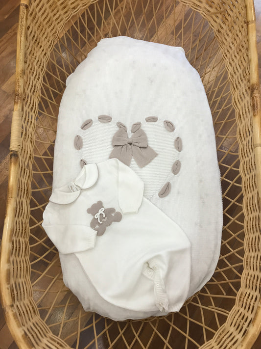 Coordinato nascita Baby Lord in filo bianco e tortora con passanastro a cuore sulla coperta tutina intera con orsetto