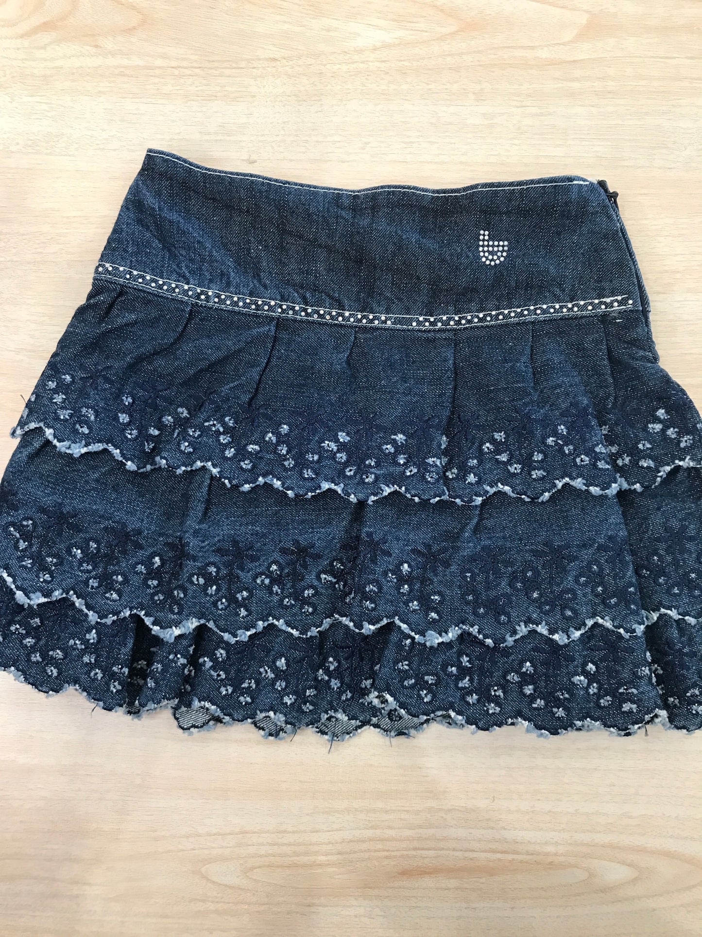 Gonna Byblos in jeans con doppia balza traforata e smerlata con zip laterale