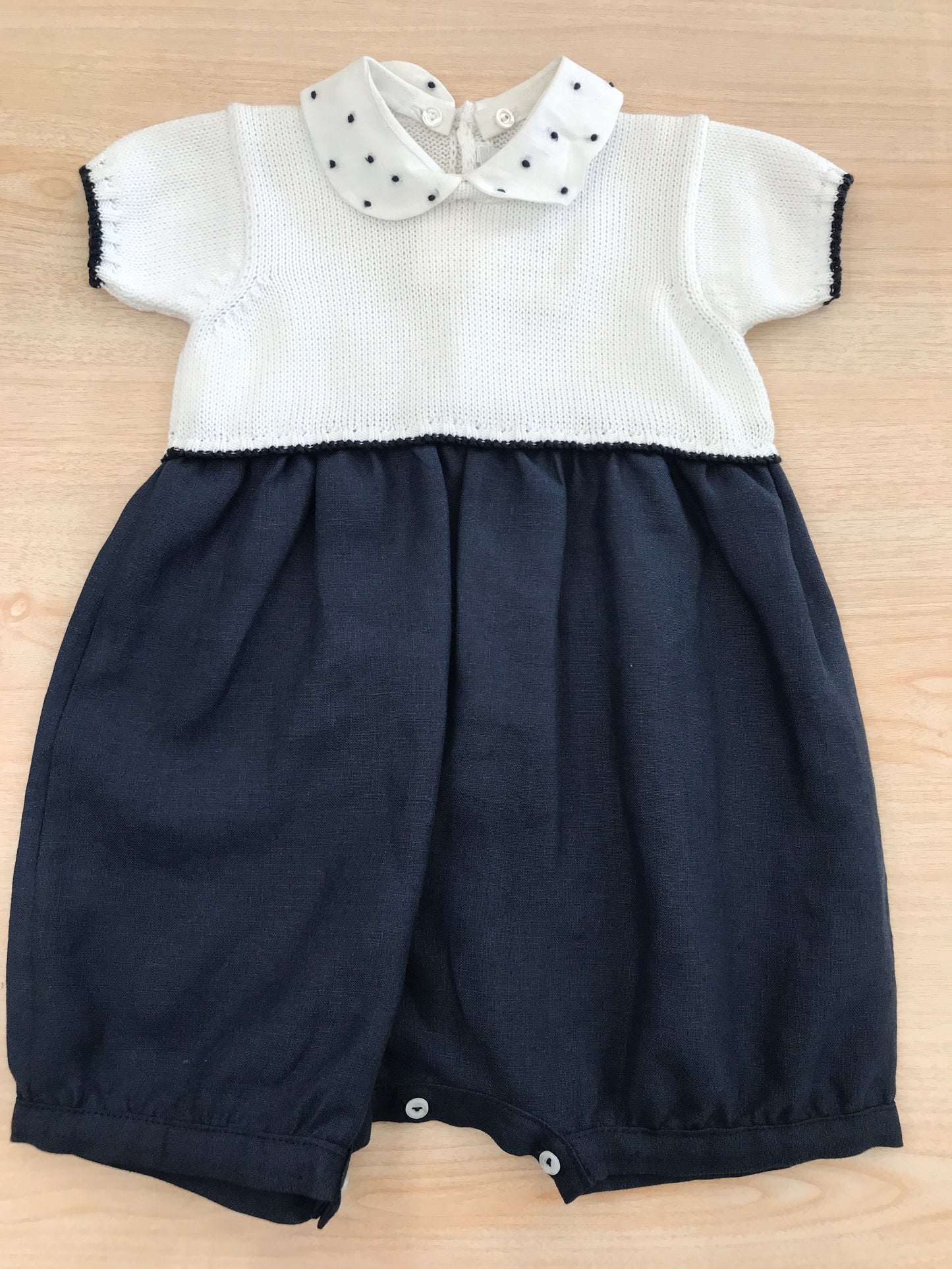 Pagliaccetto Colibrì in cotone blu scuro con corpetto in filo mezza manica bianco con colletto con pois blu