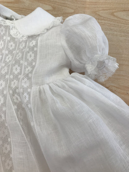 Abito Piccola Giuggiola in lino bianco corpetto lavorato con inserti di valancienne roselline rosa ricamate sulla gonna a ruota mezza manica e colletto rifinito anch'essi da valancienne