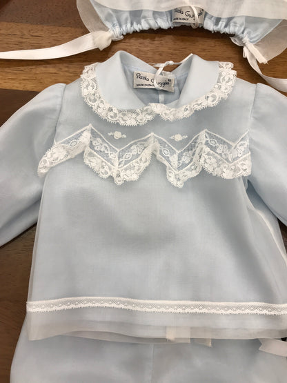 Completo Piccola Giuggiola in organza celeste manica lunga lavorazione in pizzo con e roselline ricamate tutto coordinato ad una cuffia e babbucce