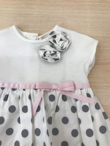 Abito Cielo Blu in cotone con gonna bianca con pois neri con fiori applicati lateralmente e fiocco rosa in vita con culotte abbinata