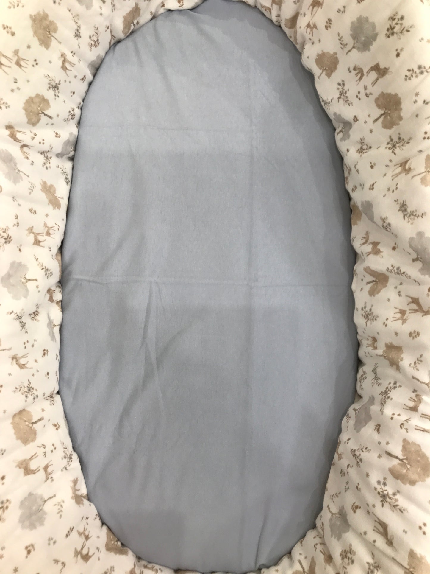Coperta Martin Aranda in cotone celeste polvere con bordo rifinito in bianco e ricamo celeste