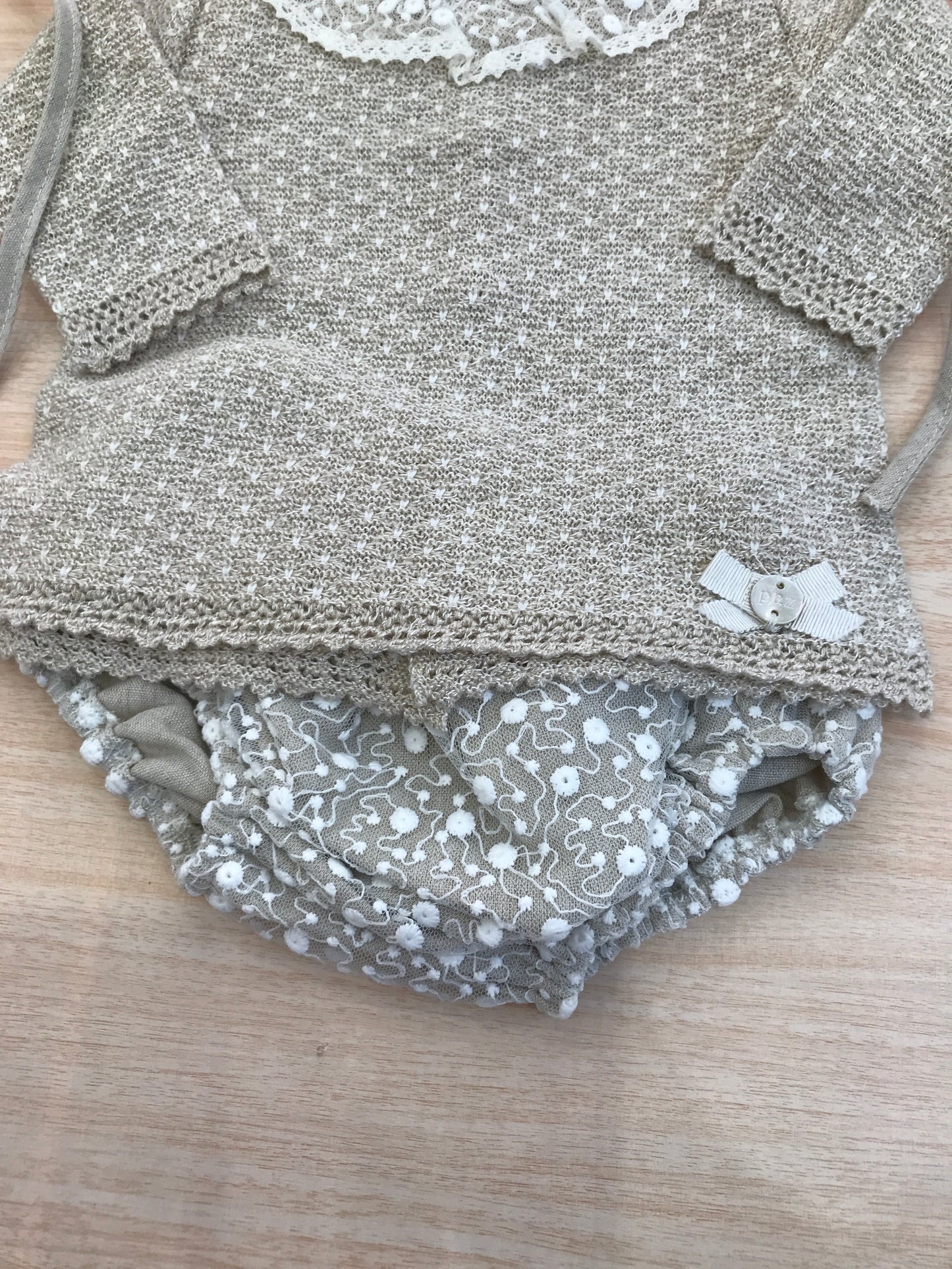 Completo Paz Rodriguez in filo tortora manica lunga con culotte e cuffietta abbinata