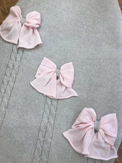 Coperta Bebè di Almy in lana tortora con lavorazione di trecce e applicazione di fiocchi rosa