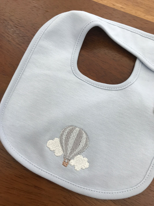 Bavetta Baby Gi in cotone color carta da zucchero con mongolfiera e nuvolette ricamate sul davanti