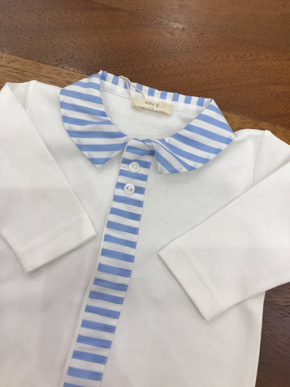 Tutina Baby Gi in cotone bianca maniche lunghe gamba lunga con piedini collo a righe bianche e celesti con dettagli che scende sul davanti