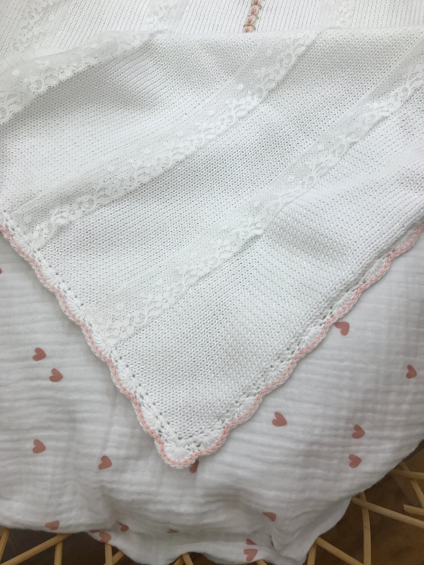 Coperta Piccola Giuggiola in filo bianco con applicazione di pizzo e rose rosa ricamate al centro in fila