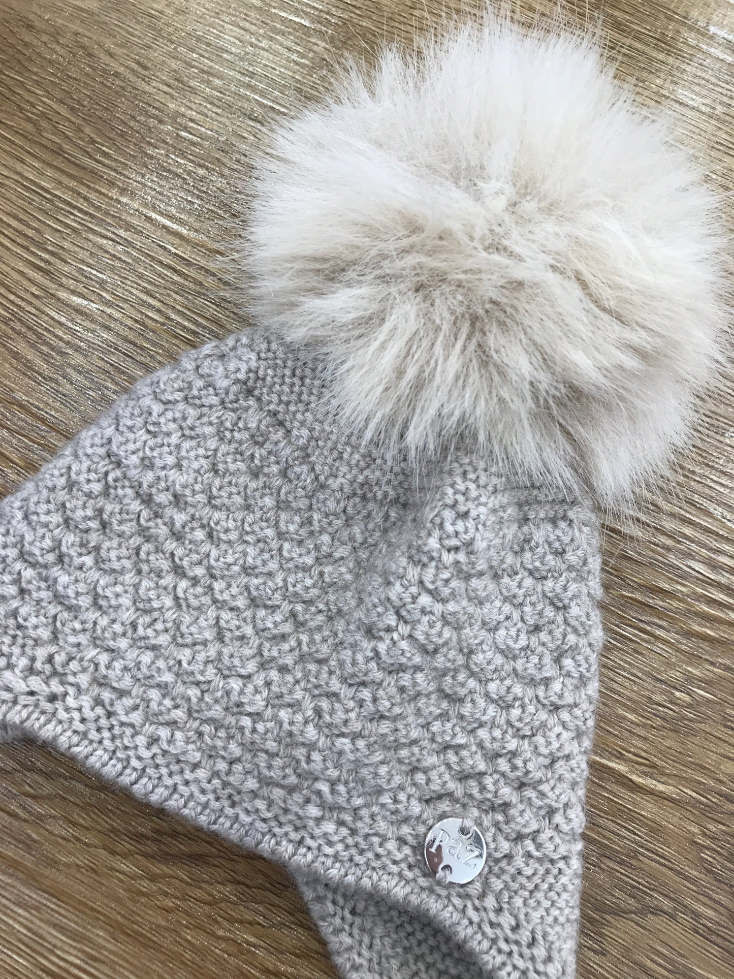 Cappello Paz Rodriguez in lana tortora con pon pon e lacci