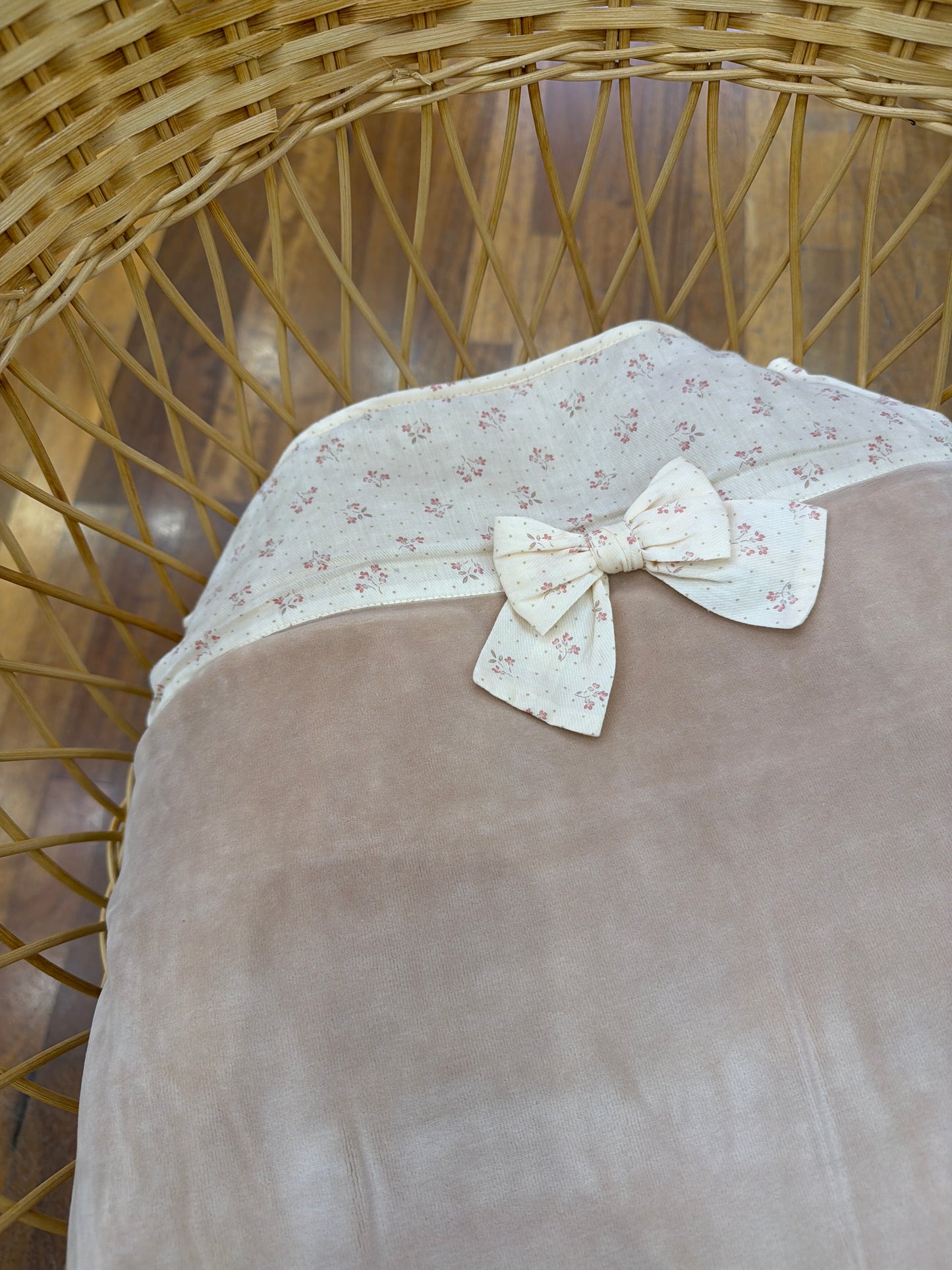 Coperta Baby Gi in ciniglia rosa antico con fascia floreale e fiocchetto