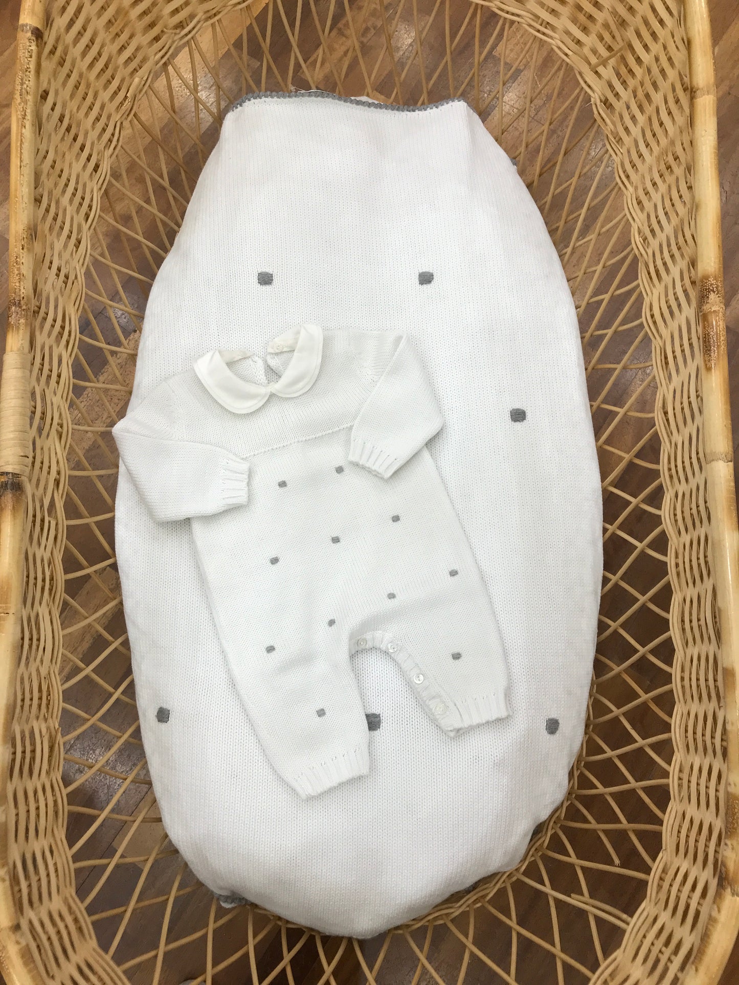 Coordinato nascita Colibrì in filo bianco con piccoli pois grigi su coperta e tutina