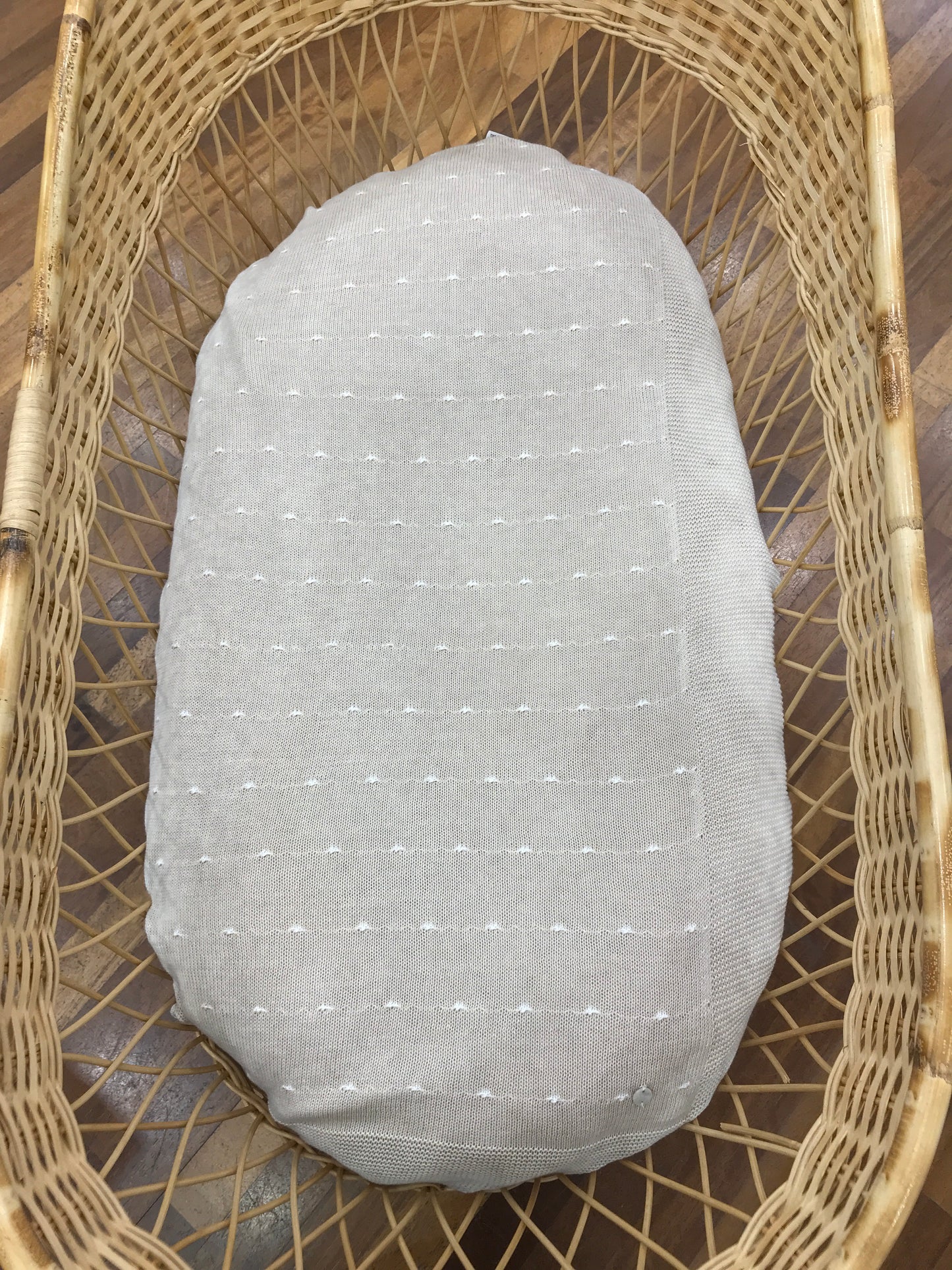 Coperta Paz Rodriguez in filo tortora smerlata con piccoli pois bianchi su tutt'essa