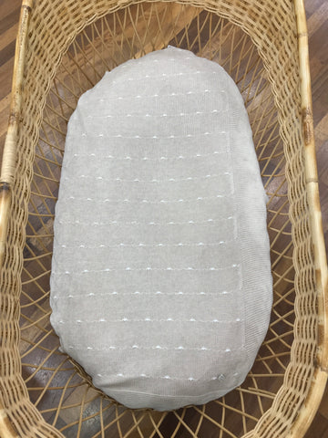 Coperta Paz Rodriguez in filo tortora smerlata con piccoli pois bianchi su tutt'essa