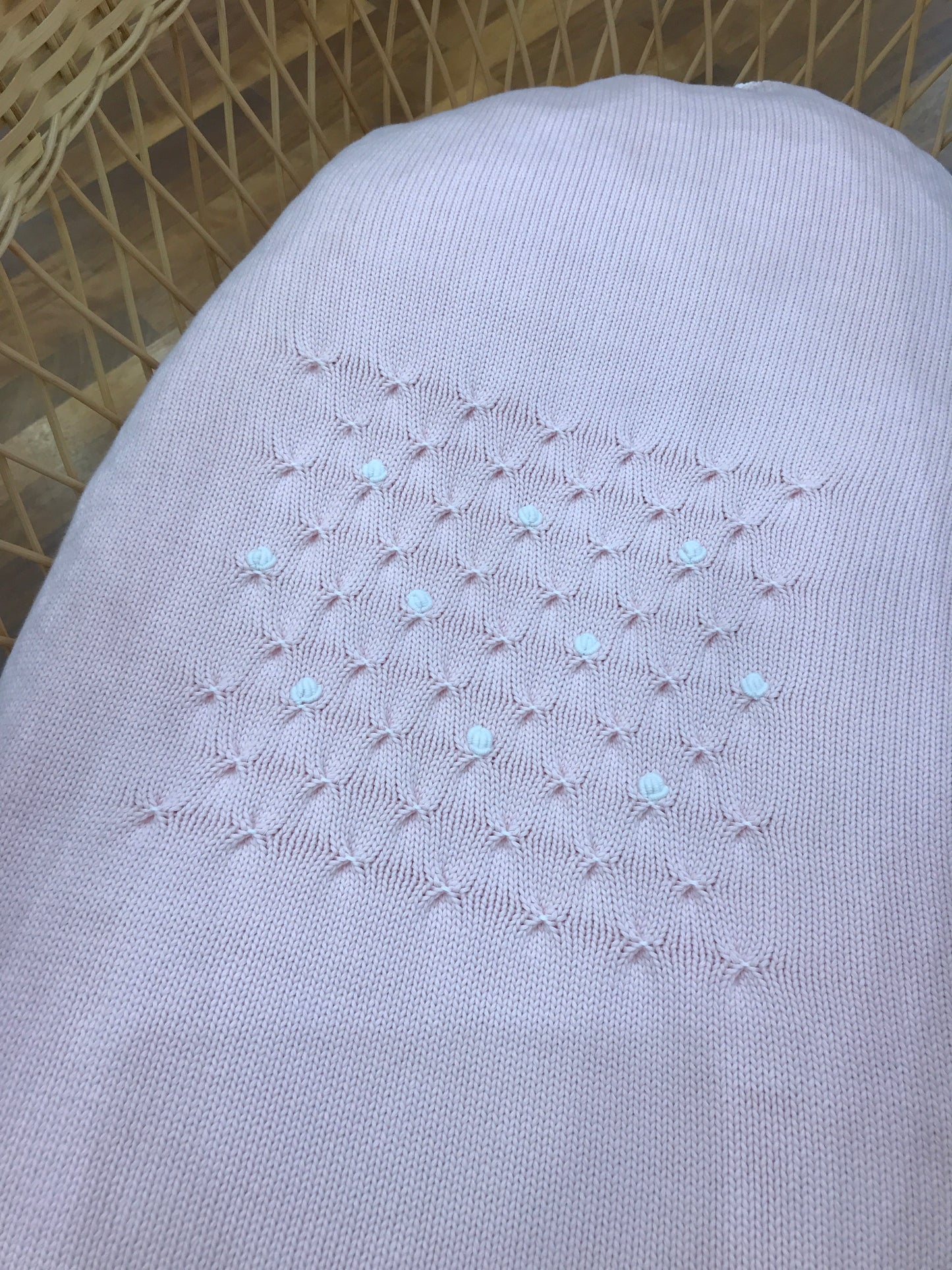 Coperta Colibrì in filo rosa con riquadro lavorato da rose bianche ricamate a mano