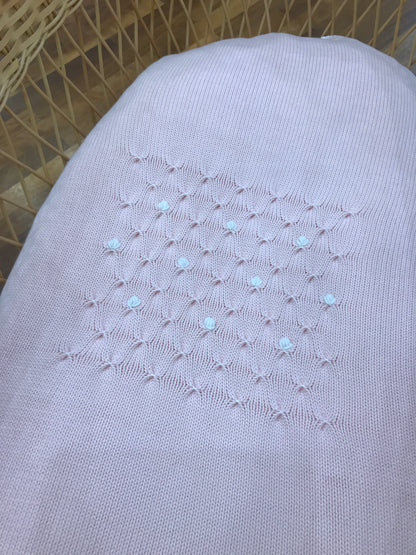 Coperta Colibrì in filo rosa con riquadro lavorato da rose bianche ricamate a mano