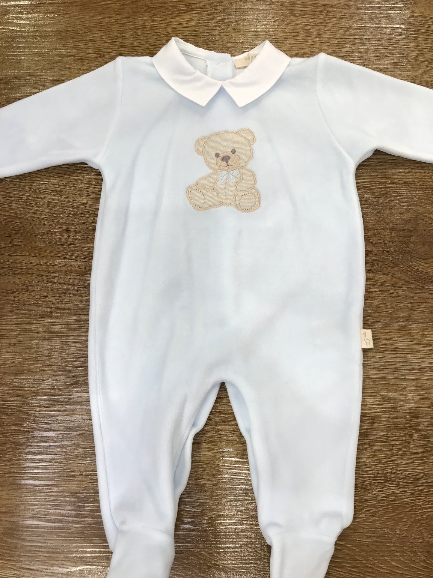 Tutina Baby Gi in ciniglia celeste con orsetto applicato sul davanti con fiocchetto