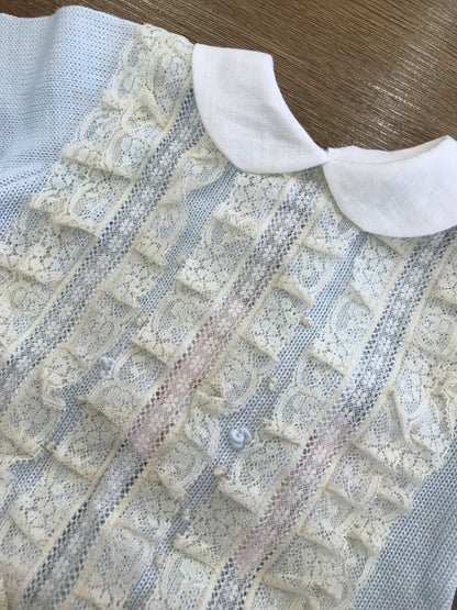 Pagliaccetto Ladia in filo celeste con applicazione di valancienne e roselline