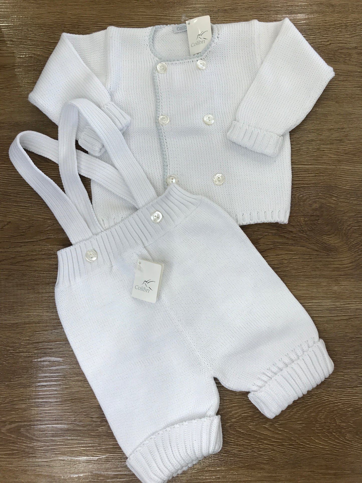 Completo Colibrì in filo di cotone due pezzi salopette con bretelle e cardigan con ricamo