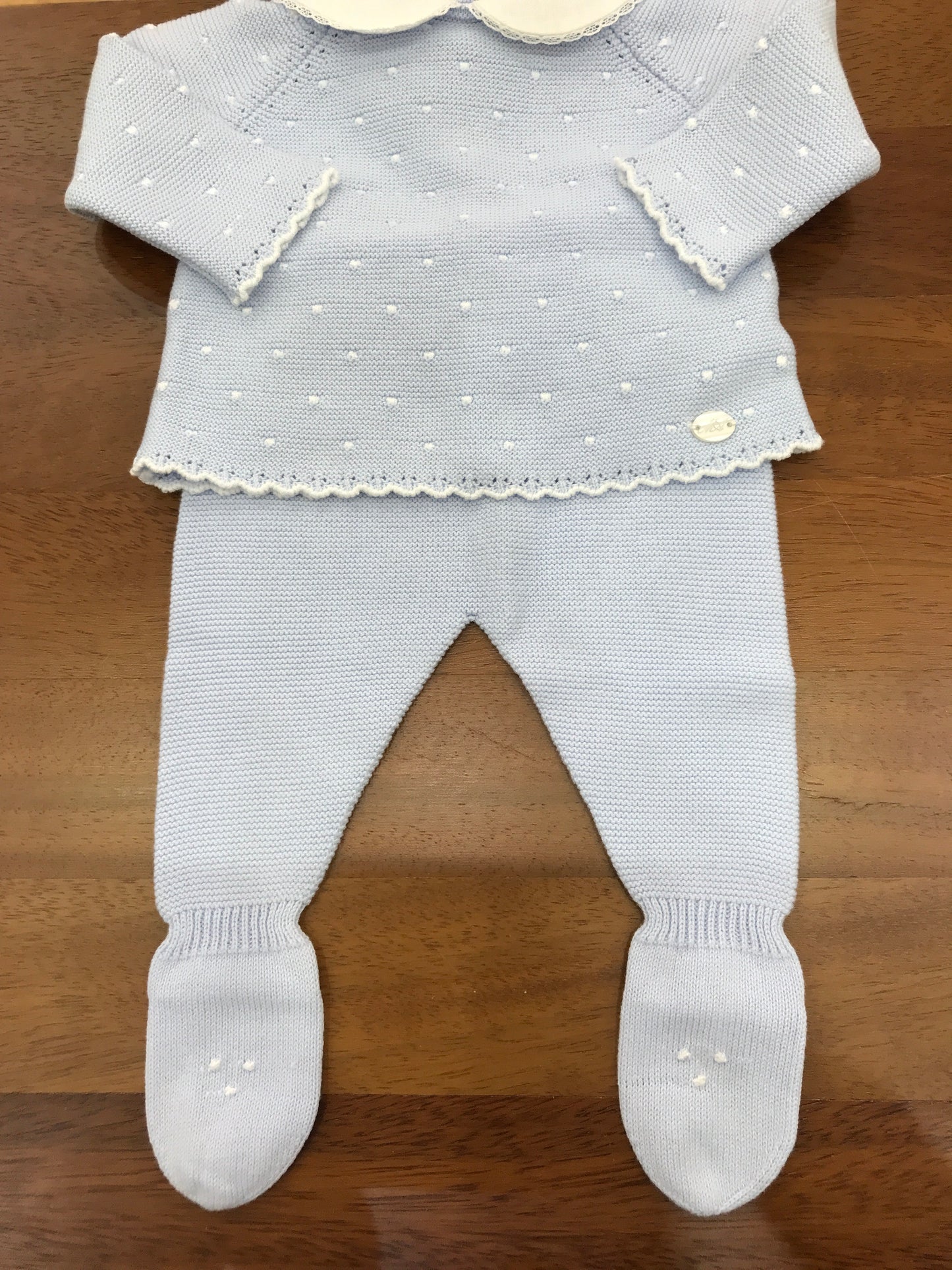 Tutina Martin Aranda in filo celeste due pezzi con pois bianchi sul davanti collo bianco con abbinata cuffia