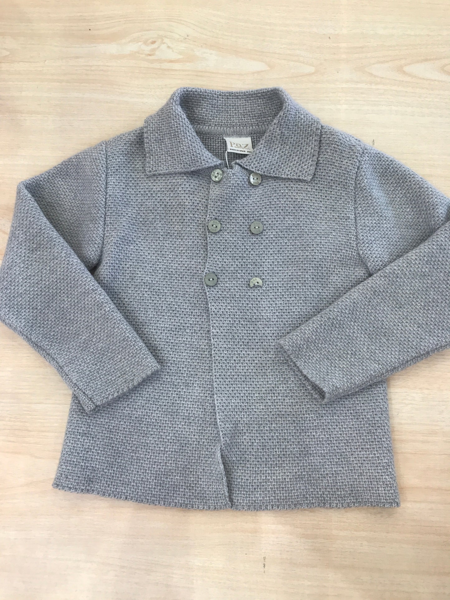 Completo Paz Rodriguez pantalone lungo grigio con camicia bianca a pois con cardigan grigio in lana
