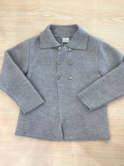 Completo Paz Rodriguez pantalone lungo grigio con camicia bianca a pois con cardigan grigio in lana