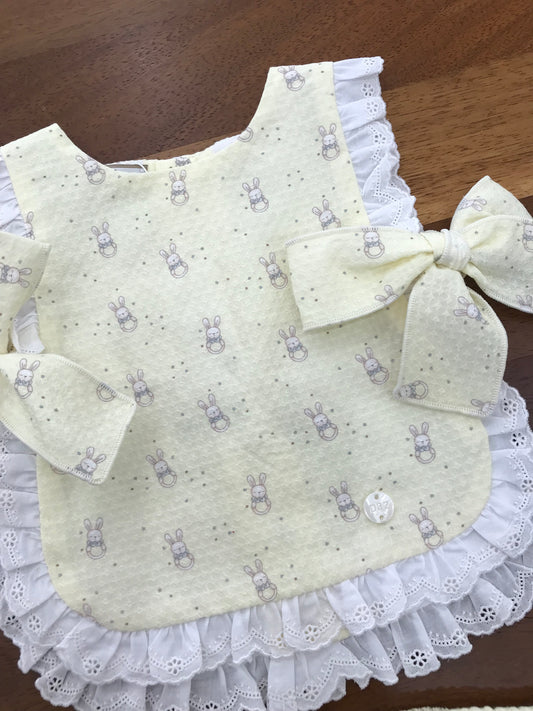 Completo Paz Rodriguez in cotone scamiciata con rusche con fiocchetti in giallo con coniglietti con culotte in cotone con rusche e coniglietti anch'essa