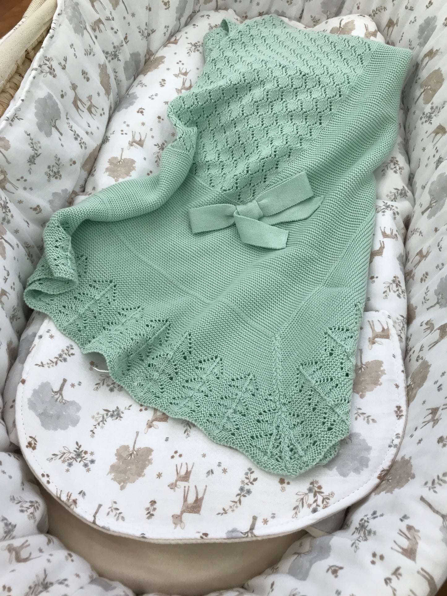Coperta PCS in filo verde smerlata con lavorazione centrale e fiocco laterale