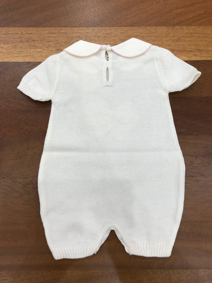 Pagliaccetto Baby Lord in filo panna con collo tondo mezza manica con farfalla centrale