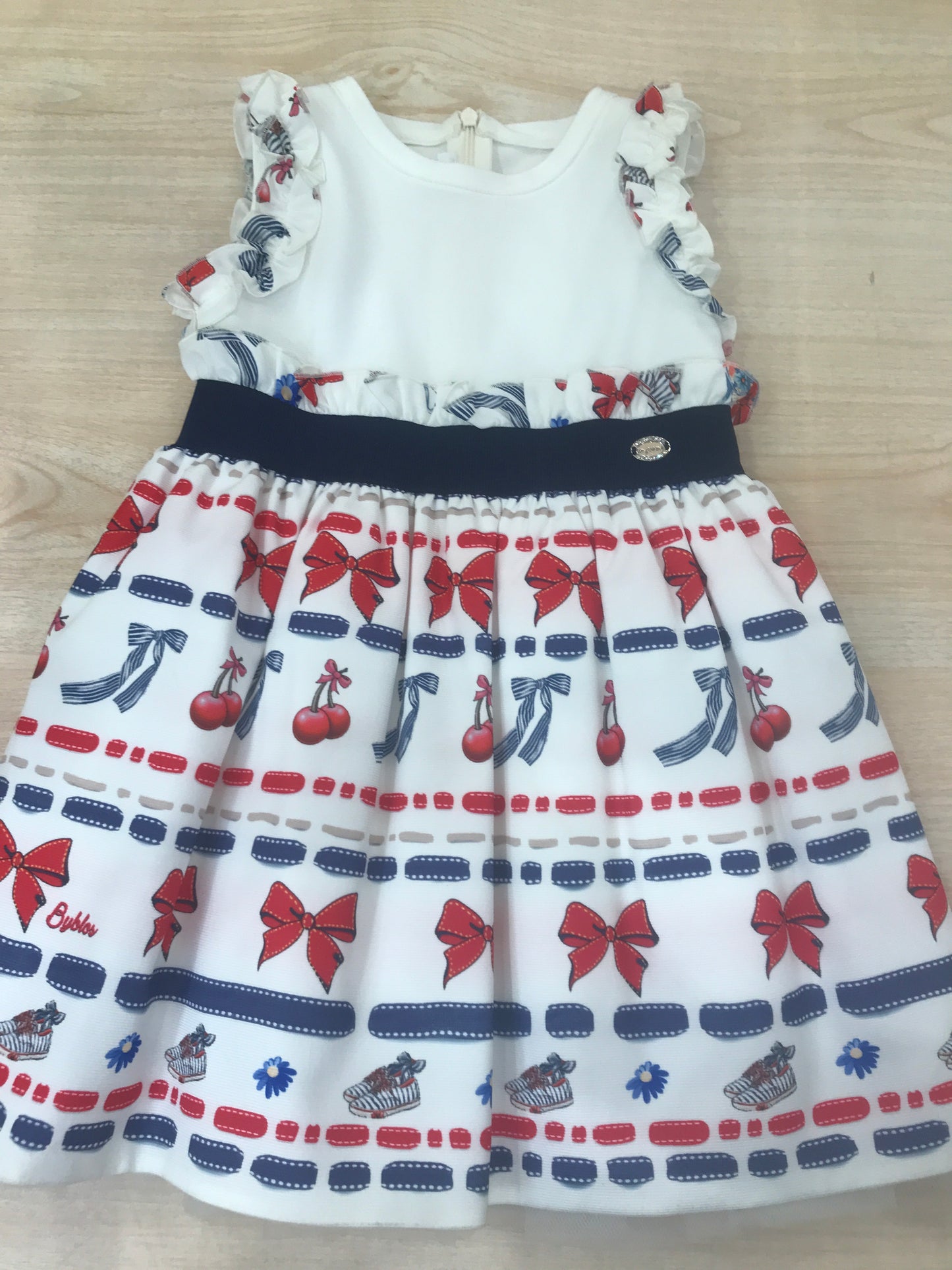 Abito Byblos smanicato con rusche con gonna decorato con piccoli disegni colorati con fascia blu in vita