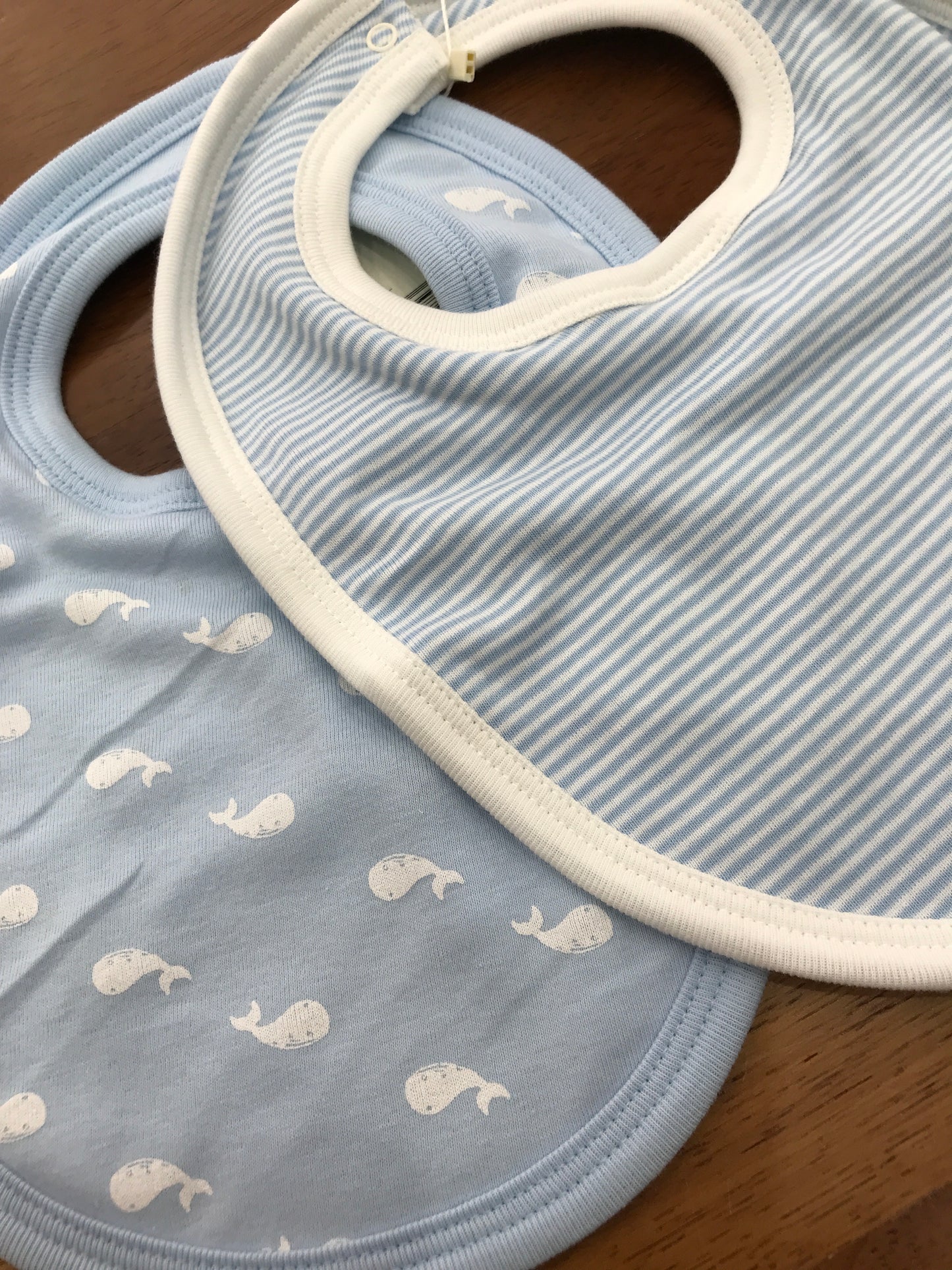 Bavaglino Petit Bateau coppia celeste a righe e una con balene