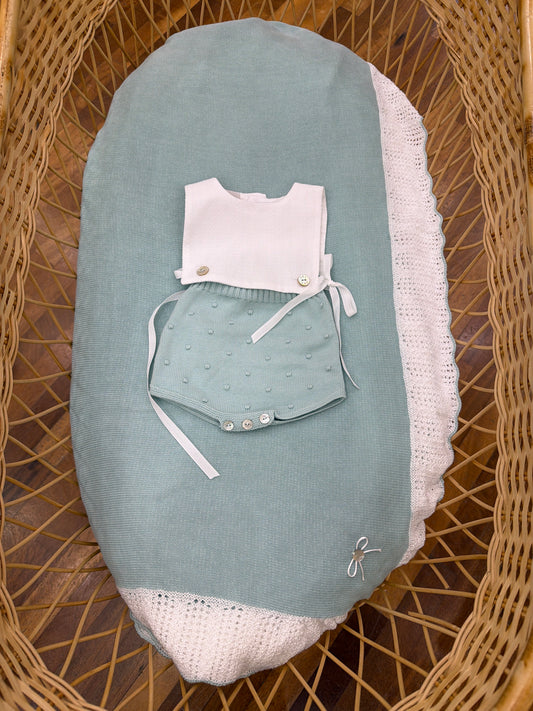 Coordinato nascita Paz Rodriguez in filo verde e bianco coperta con rusche con pagliaccetto abbinato