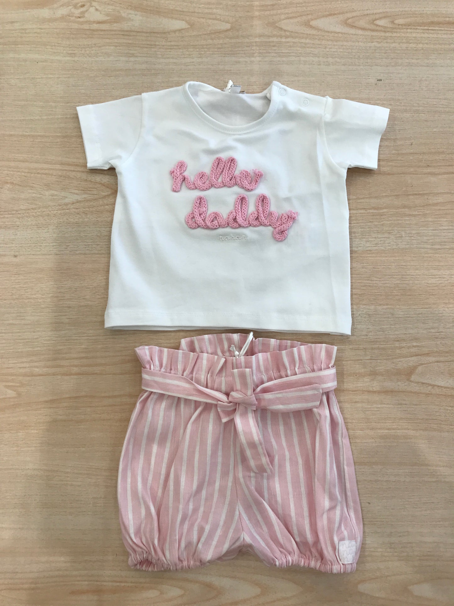Completo Nanan in cotone t-shirt bianca con scritta rosa in rilievo con pantalone a righe bianche e rosa