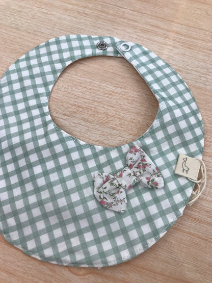 Bavaglino Baby gi in cotone dalla forma rotonda a quadretti bianchi e verdi con fiocchetto floreale