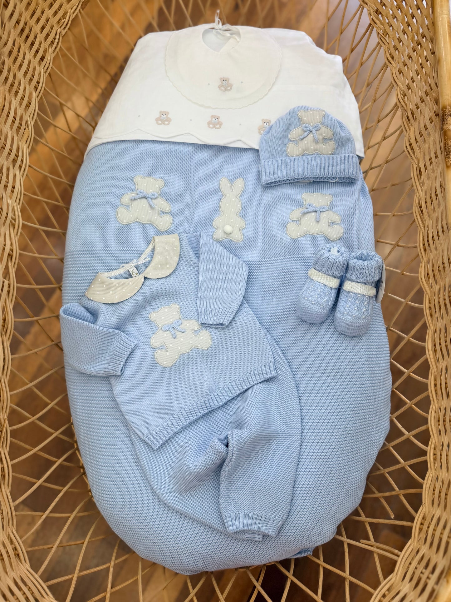 Coordinato nascita Baby Lord in pura lana con due pezzi con applicazione di orsetto e cappello con babbuccia coordinata
