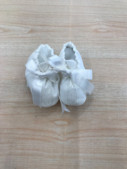 Babbucce Piccola Giuggiola in lino bianco con pizzo applicato sul davanti