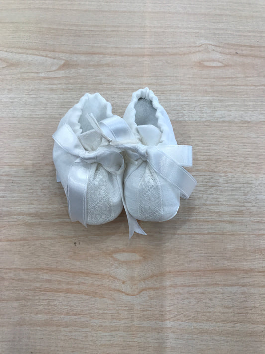 Babbucce Piccola Giuggiola in lino bianco con pizzo applicato sul davanti