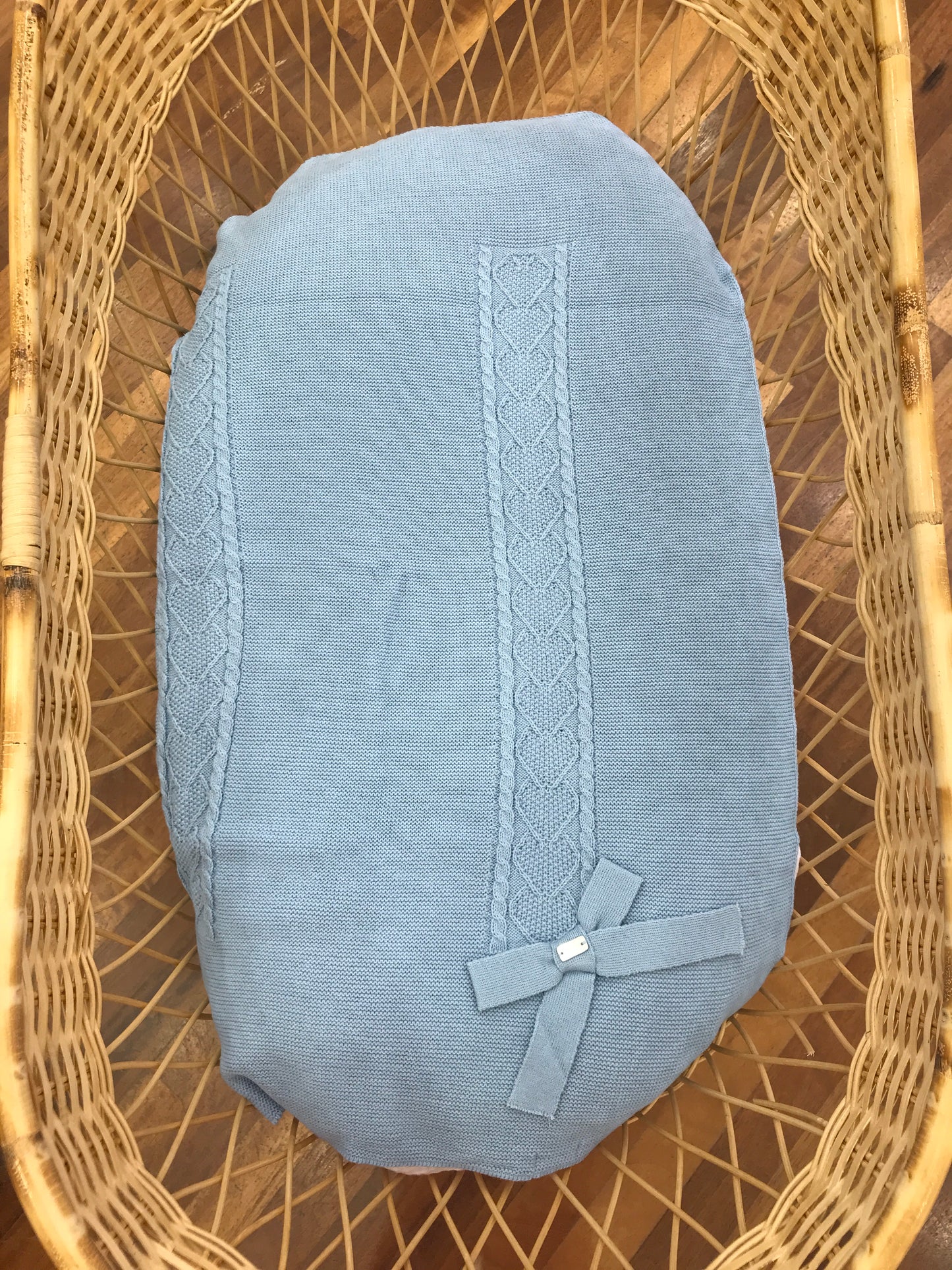 Coperta PCS con lavorazione centrale di trecce e cuori ricamati con fiocco laterale