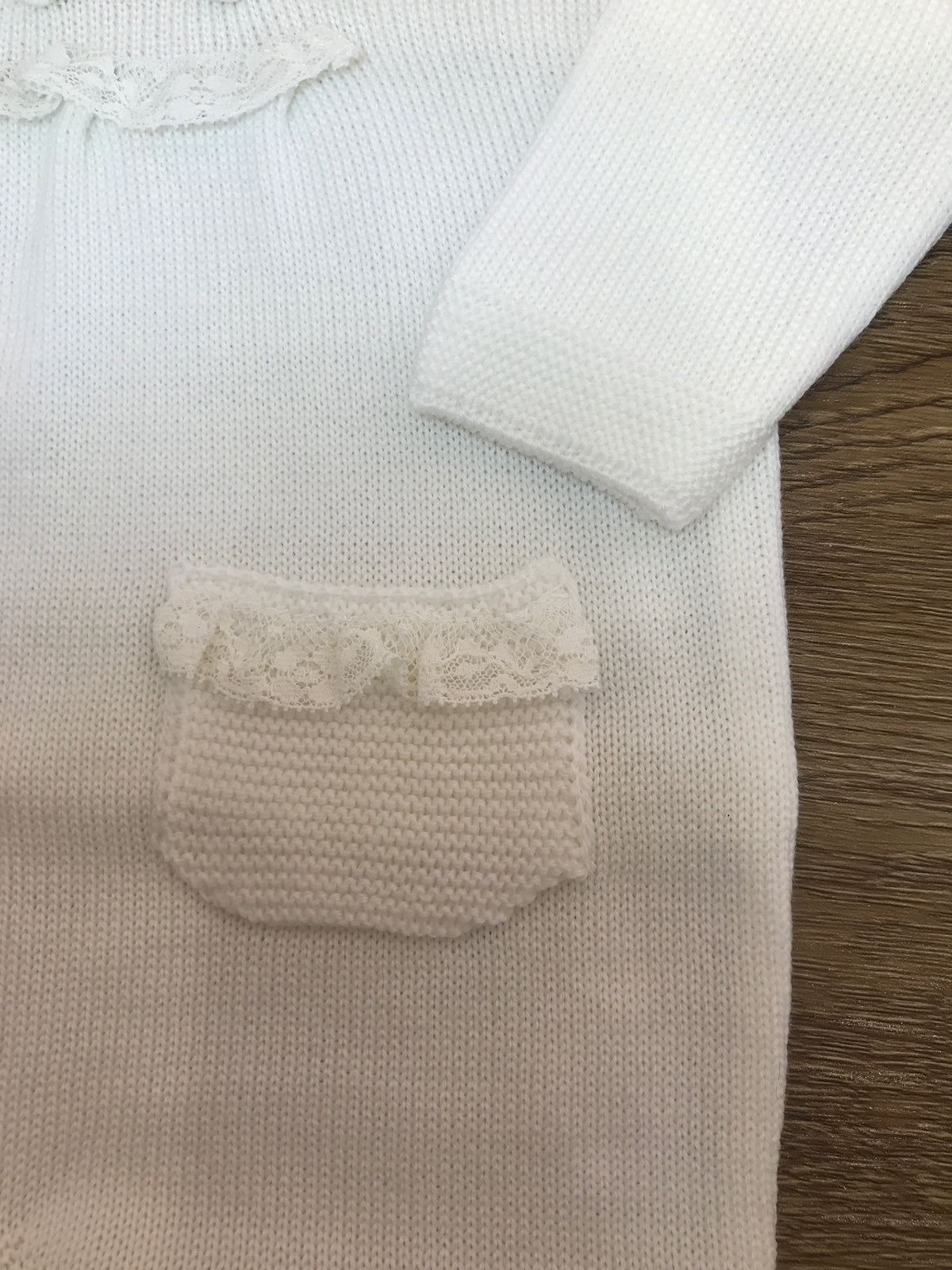 Coordinato Baby Lord set comprende copertina tutina scarpine e cuffietta coordinati da fiocchi e valancienne escluso il lenzuolino dal coordinato