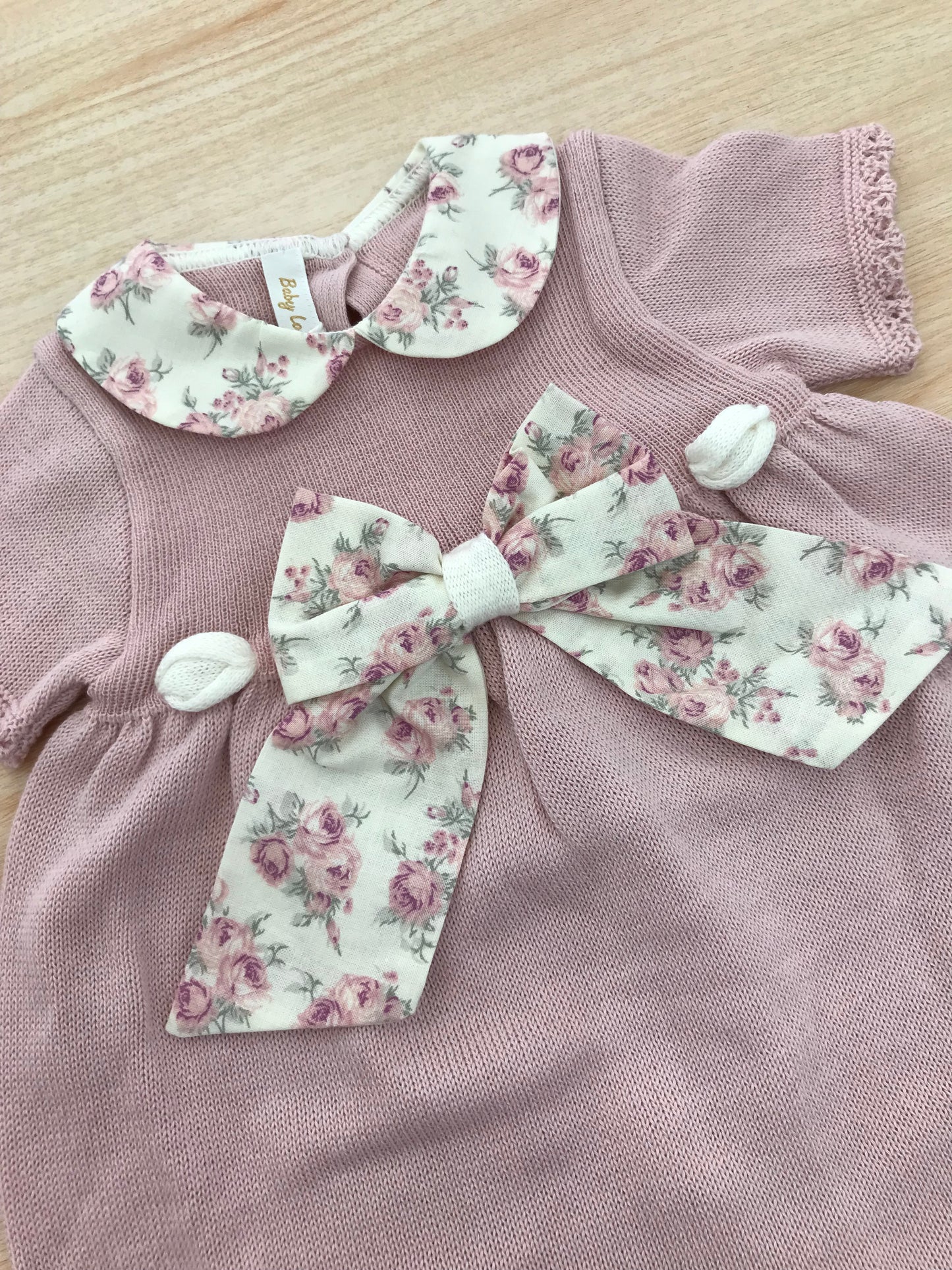 Completo Baby Lord in filo due pezzi dal rosa antico con fiocco e passanastro con fiori e collo come il fiocco floreale