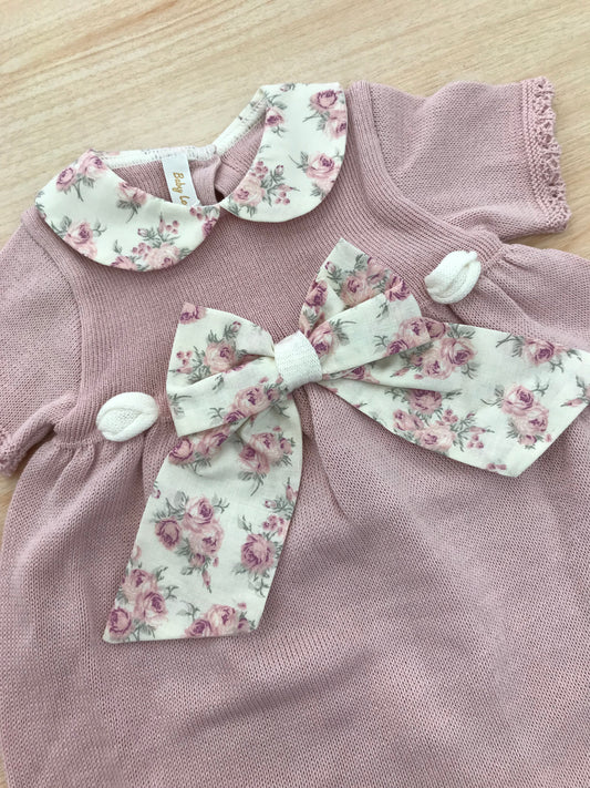 Completo Baby Lord in filo due pezzi dal rosa antico con fiocco e passanastro con fiori e collo come il fiocco floreale